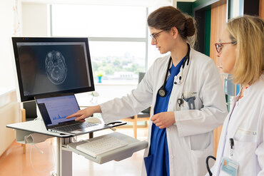 Bild zur Presseinformation "Stürze vermeiden, Sicherheit erhöhen: Universitätsmedizin Göttingen testet KI-gestütztes Bewegungsmonitoring für ältere Patient*innen"